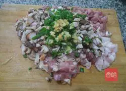 Illustration of how to make mushroom, cabbage and pork dumpling stuffing 3