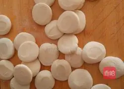 Illustration of how to make pork and green onion dumplings 3