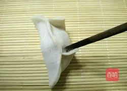 Illustration of how to make celery and fresh meat dumplings 14