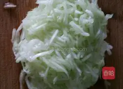 Illustration of how to make courgette egg pancakes 2