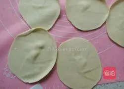 Illustration of how to make celery and pork buns 16