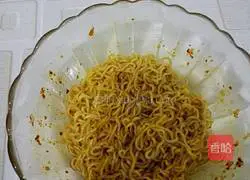 Illustration of how to make instant noodles with cyclone mustard soup 7