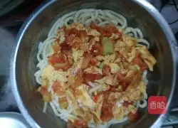 Illustration of how to make simple tomato and egg noodles 6