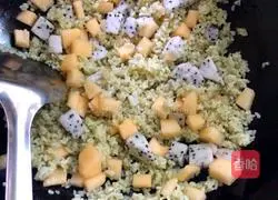 Illustration of how to make fruit fried rice 10