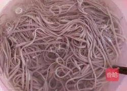 Illustration of how to make buckwheat noodles with meat sauce 3