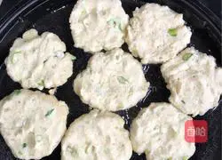 Illustration of how to make scallion-flavored bean dregs egg pancake 3