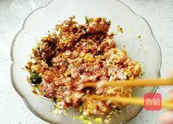 Illustration of how to make wonton stuffing 6