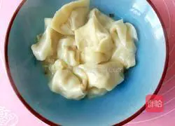 Illustration of how to make celery and pork wontons 21