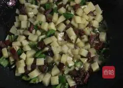 Illustration of how to make fried rice with potatoes and bacon 3