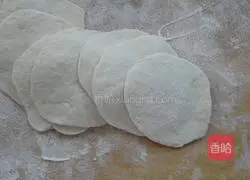 Illustration of how to make steamed buns stuffed with chives 10