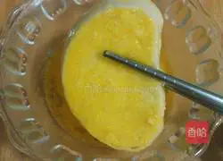 Illustration of how to make golden steamed bun slices 5