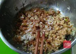 How to make pork and green onion pie Illustration 2