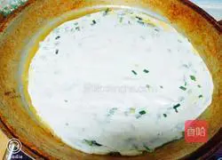 Illustration of how to make scallion pancakes 7