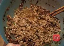 Illustration of how to make pork and mushroom dumplings 9