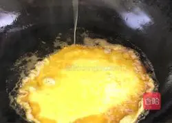 Illustration of how to make fried rice with ham, eggs and vegetables 4