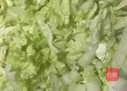 Illustration of how to make three fresh cabbage and meat buns 2