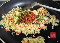 Illustration of how to make meat sauce fried rice 16