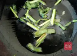 Illustration of how to make noodles with scallion oil 6