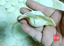 Illustration of how to make dumplings stuffed with pickled cabbage and oil residue 10