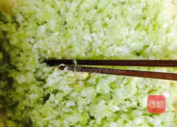 Illustration of how to make cabbage and egg dumplings 3