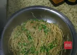 Illustration of how to make scallion noodles 4