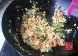 Illustration of how to make colorful egg fried rice 8