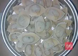 Illustration of how to make fungus and leek dumplings 4