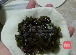 Illustration of how to make seaweed and pork stuffed buns 5