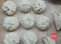 Illustration of how to make pork and lotus vegetable buns 9
