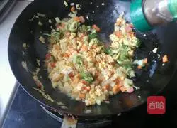 Illustration of how to make colorful egg fried rice 10