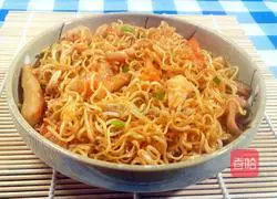 Illustration of how to make fried noodles with squid and shrimp 10