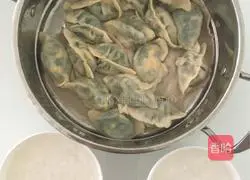 Illustration of how to make leek, egg and vermicelli dumplings 7