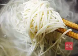 Illustration of how to make stir-fried noodles with leek sprouts, foie gras and eggs 1