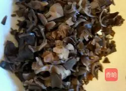 Illustration of how to make spinach, shrimp and egg dumpling fillings 4