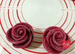Illustration of how to make beetroot and rose steamed buns 8
