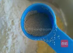 Illustration of how to make Lianghe noodles and donkey meat stuffed buns 2