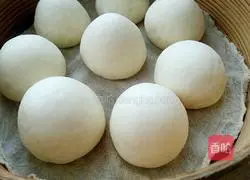 Illustrations of how to make handmade steamed buns 11