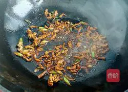 Illustration of how to make fried noodles with shredded pork and cabbage 4