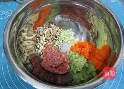 Illustration of how to make beef wontons 2