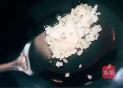 Illustration of how to fry crispy butter sesame cakes 4