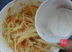 Illustration of how to make shredded potato egg pancakes 3