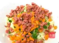 Illustration of how to make red sausage fried rice 3