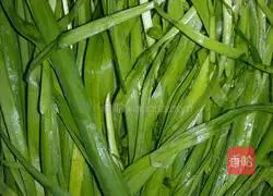 Illustration of how to make vegetarian dumpling fillings (chives and eggs)