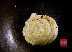 Illustration of how to make scallion pancakes 10