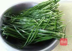 Illustration of how to make chive and egg pie 1