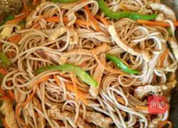 Illustration of how to make fried noodles with shredded pepper and pork 7