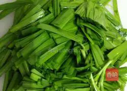 Illustration of how to make stir-fried noodles with minced meat and chives 1