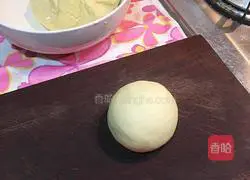 Illustration of how to make sugar-centered sesame cake 1