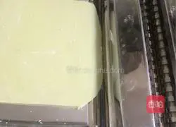 Illustration of how to make wonton wrappers 4