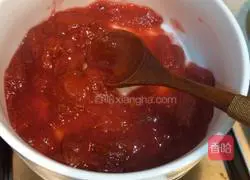 Illustration of making homemade strawberry jam sandwich 3